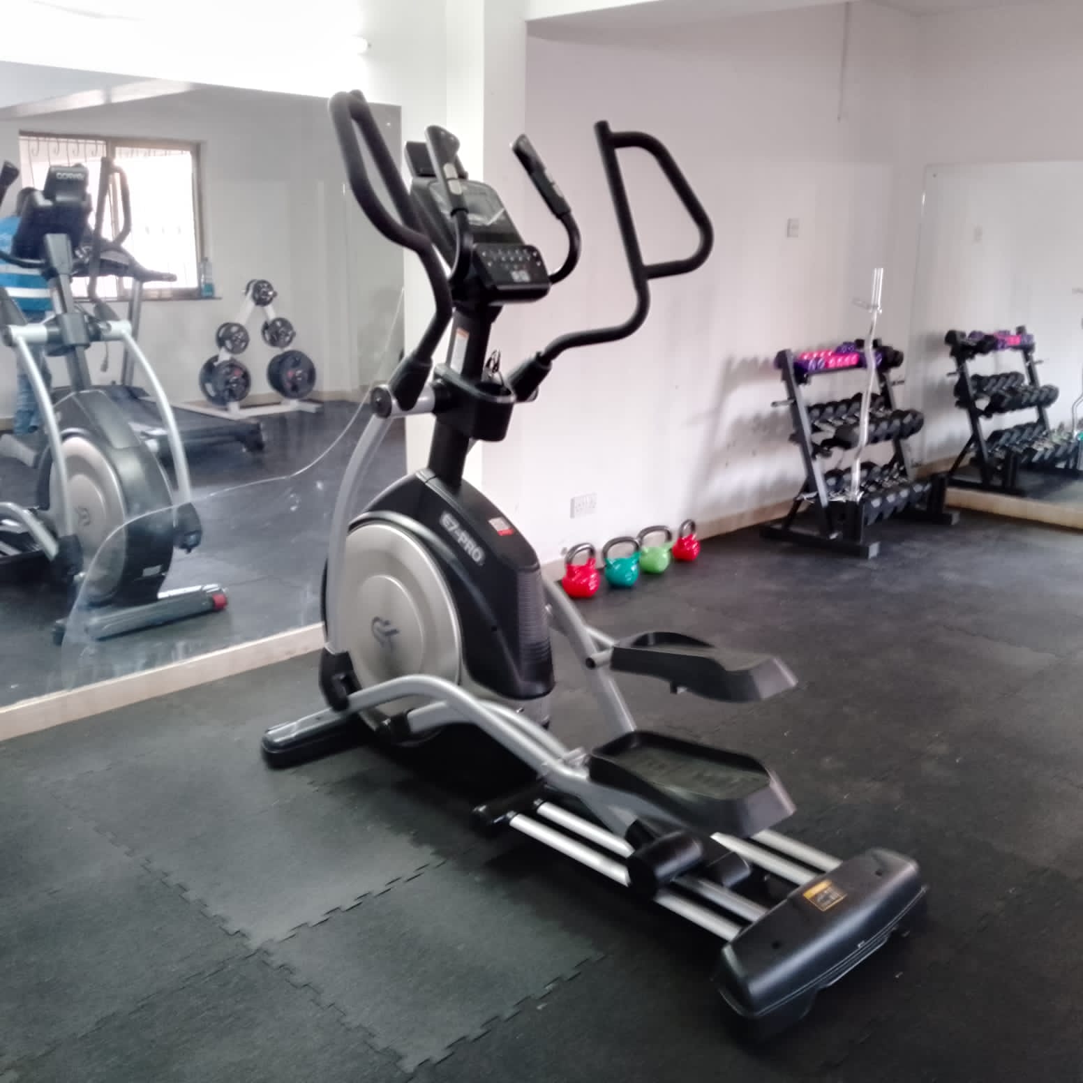 Commercial Gym Series Elliptical Machine.